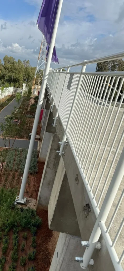 מעקה בטיחות באנדרטת חטיבת גבעתי