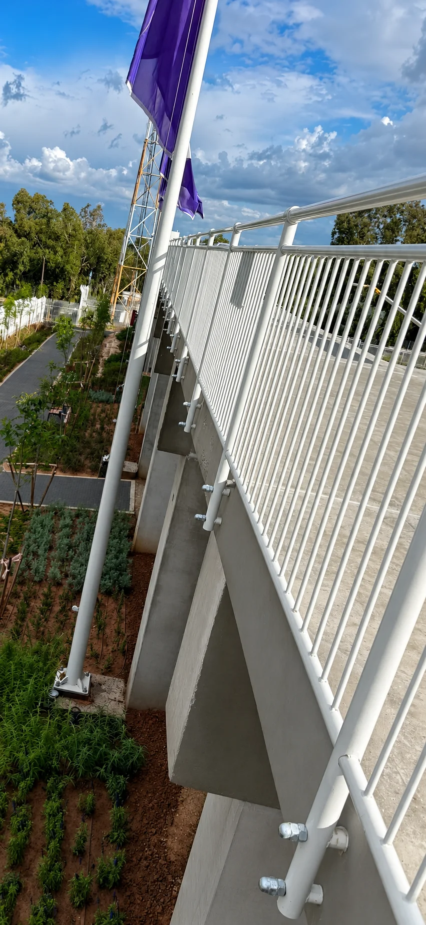 מעקה בטיחות באנדרטת חטיבת גבעתי