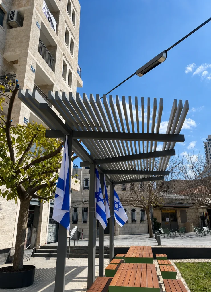 מערכות הצללה בכיכר ולרו, ירושלים