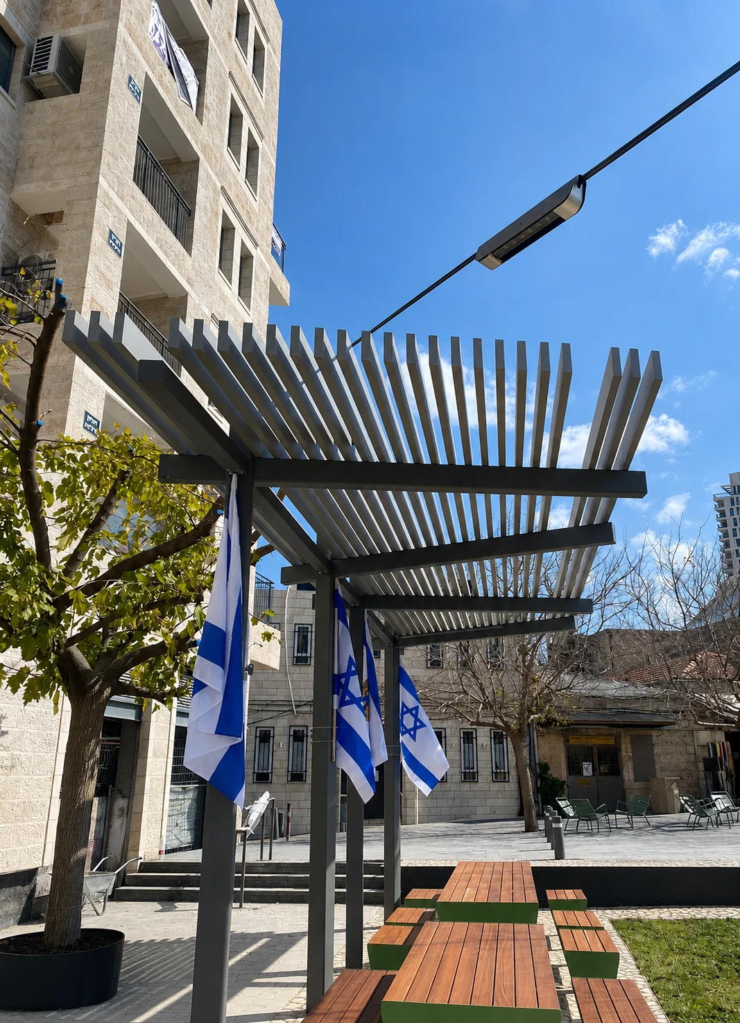 מערכות הצללה בכיכר ולרו, ירושלים