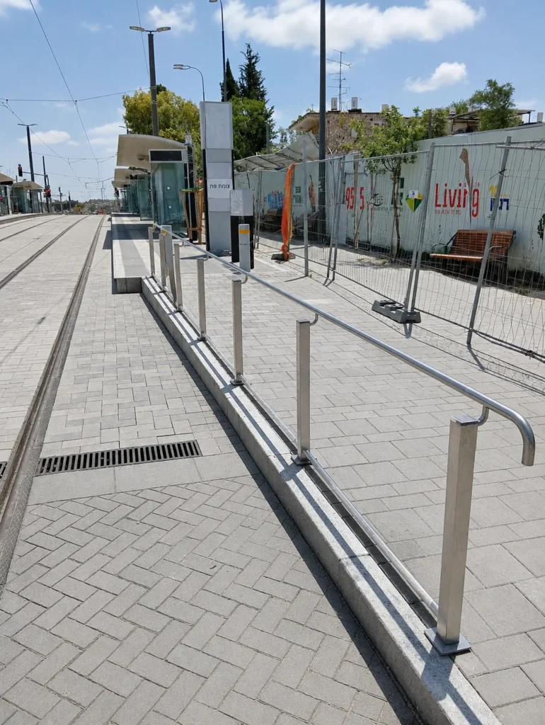 מאחזי יד נגישים בתחנות הרכבת הקלה בירושלים