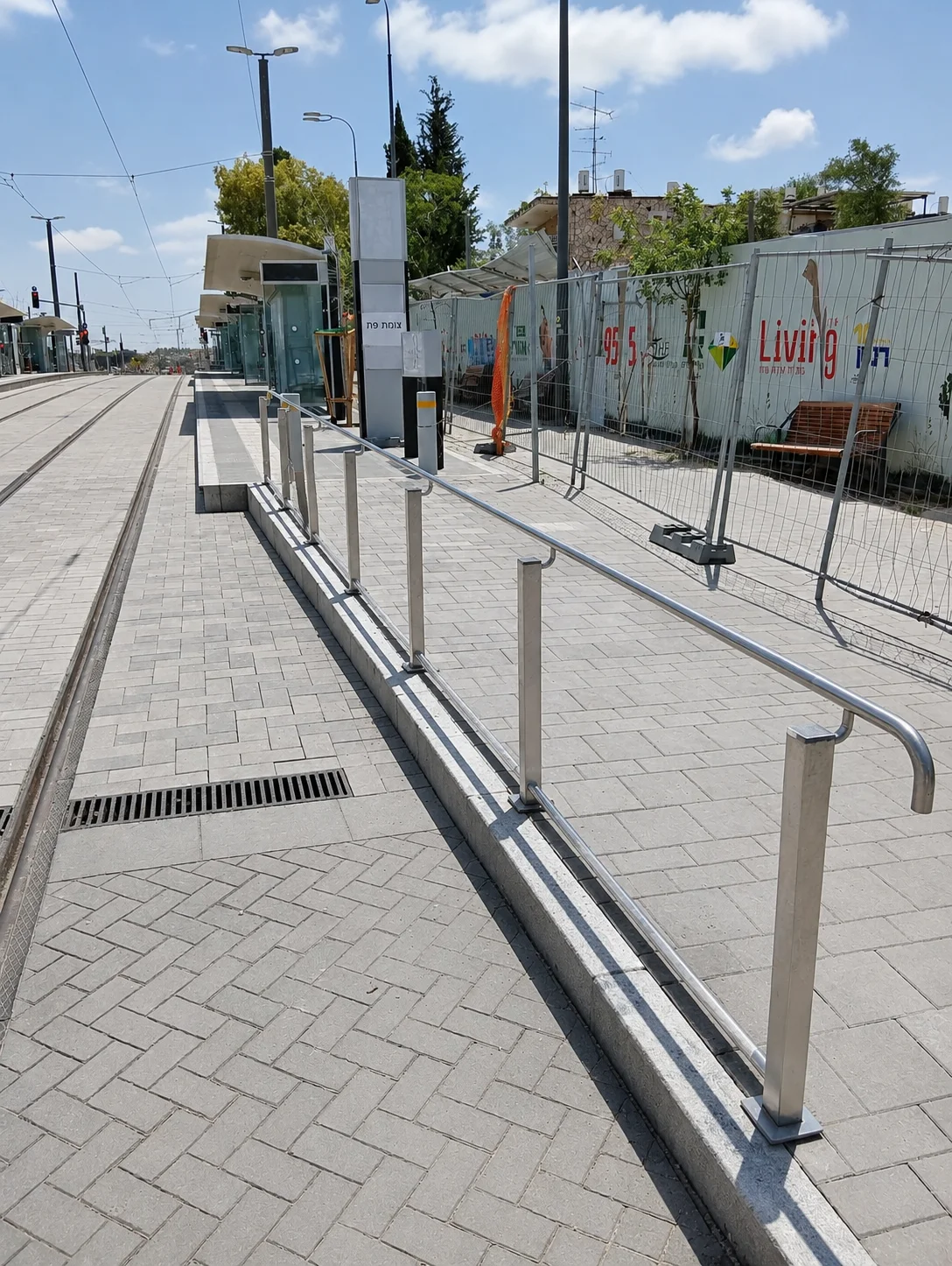 מאחזי יד נגישים בתחנות הרכבת הקלה בירושלים